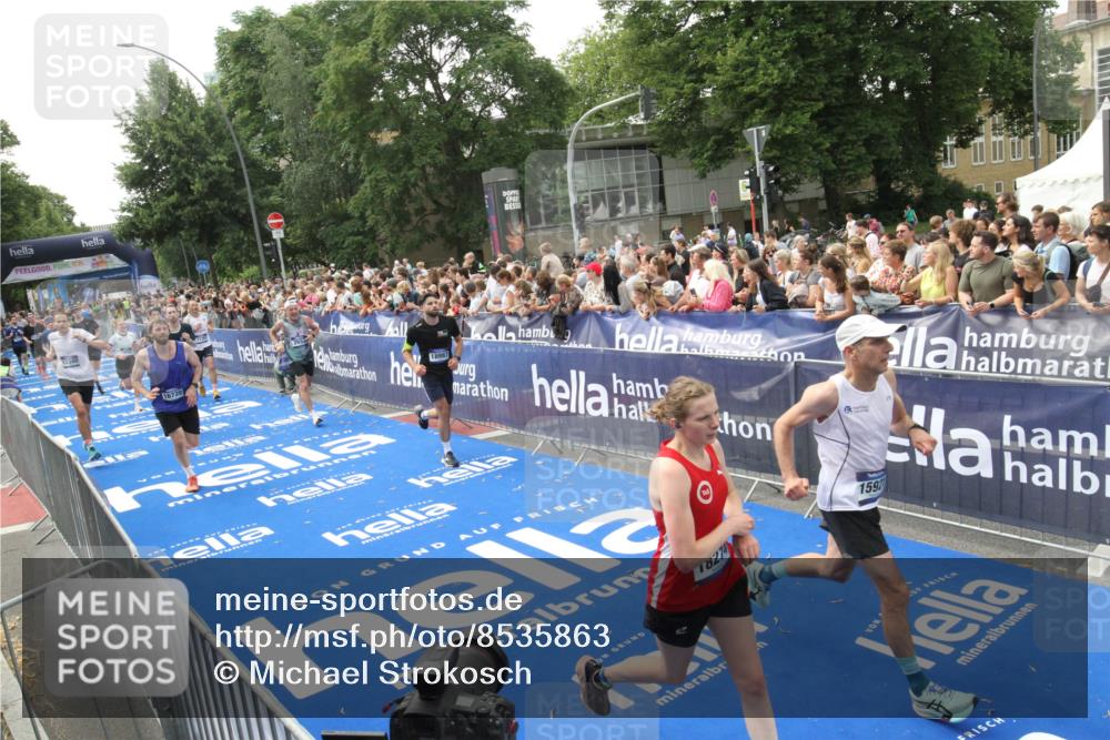29.06.2025 - hella hamburg halbmarathon Michael Strokosch http://msf.ph/oto/8535863 29.06.2025 10:43:28 Ziel  meine-sportfotos.de
