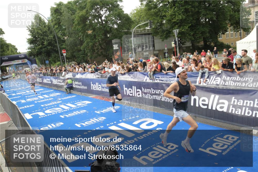 29.06.2025 - hella hamburg halbmarathon Michael Strokosch http://msf.ph/oto/8535864 29.06.2025 10:24:00 Ziel  meine-sportfotos.de