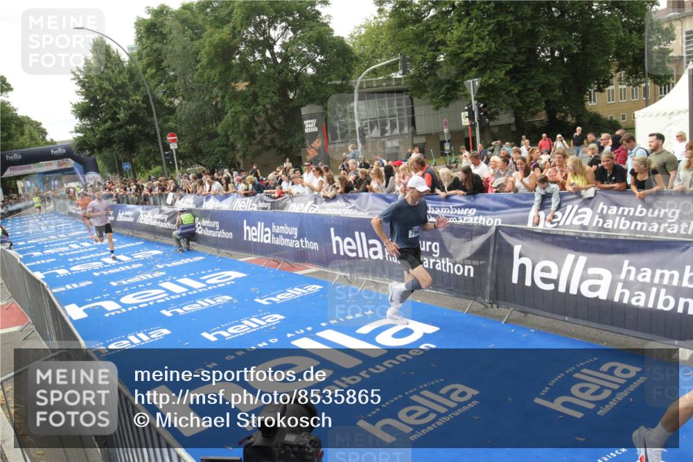 29.06.2025 - hella hamburg halbmarathon Michael Strokosch http://msf.ph/oto/8535865 29.06.2025 10:24:00 Ziel  meine-sportfotos.de