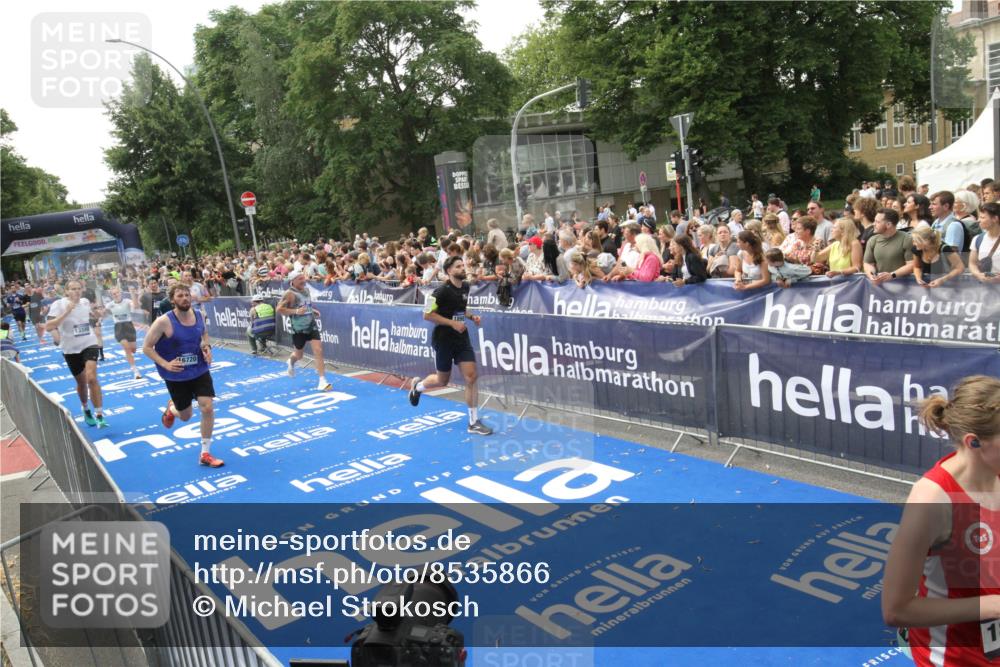 29.06.2025 - hella hamburg halbmarathon Michael Strokosch http://msf.ph/oto/8535866 29.06.2025 10:43:29 Ziel  meine-sportfotos.de