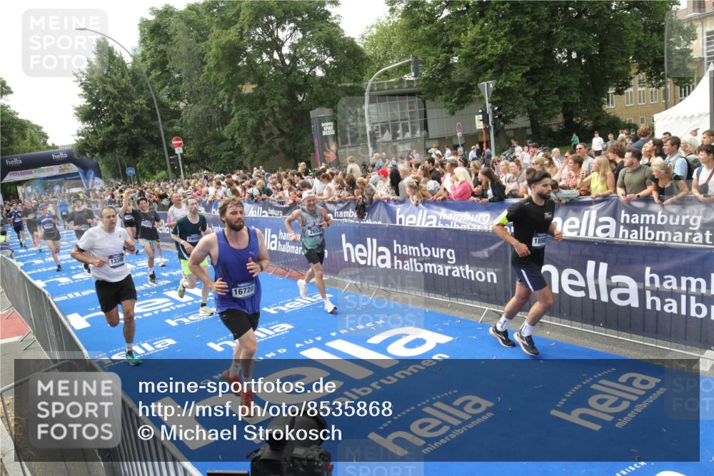 29.06.2025 - hella hamburg halbmarathon Michael Strokosch http://msf.ph/oto/8535868 29.06.2025 10:43:30 Ziel  meine-sportfotos.de