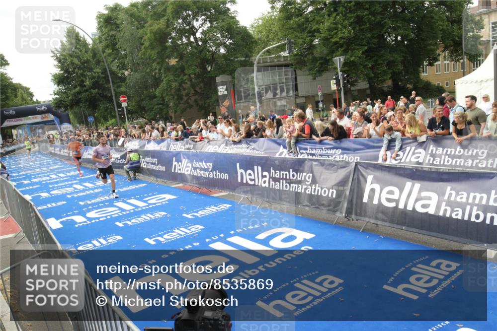 29.06.2025 - hella hamburg halbmarathon Michael Strokosch http://msf.ph/oto/8535869 29.06.2025 10:24:01 Ziel  meine-sportfotos.de