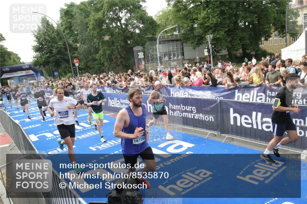 29.06.2025 - hella hamburg halbmarathon Michael Strokosch http://msf.ph/oto/8535870 29.06.2025 10:43:30 Ziel  meine-sportfotos.de