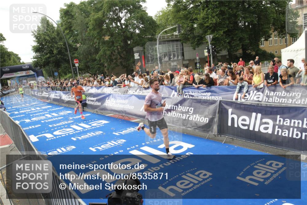 29.06.2025 - hella hamburg halbmarathon Michael Strokosch http://msf.ph/oto/8535871 29.06.2025 10:24:02 Ziel  meine-sportfotos.de