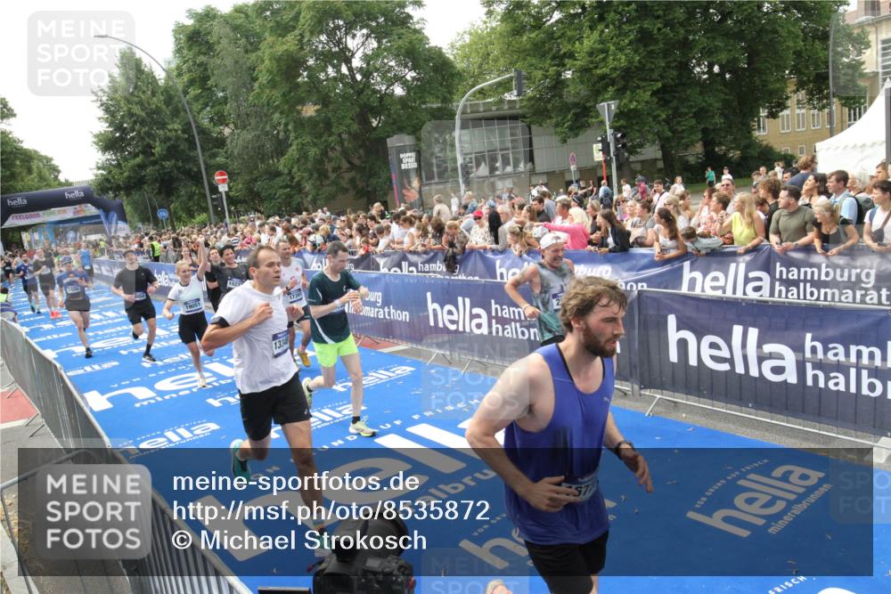 29.06.2025 - hella hamburg halbmarathon Michael Strokosch http://msf.ph/oto/8535872 29.06.2025 10:43:30 Ziel  meine-sportfotos.de