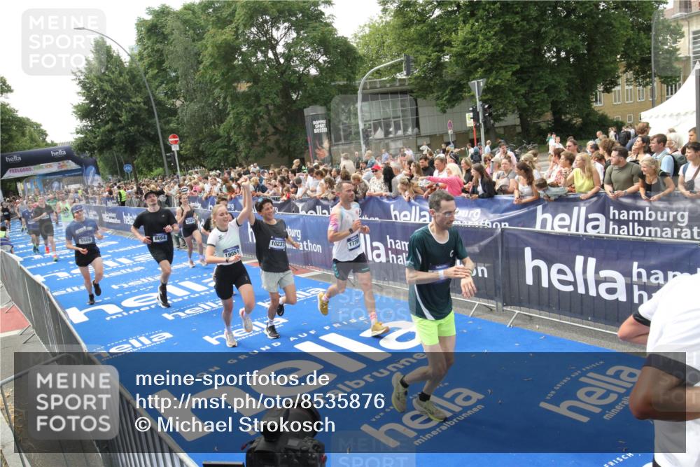 29.06.2025 - hella hamburg halbmarathon Michael Strokosch http://msf.ph/oto/8535876 29.06.2025 10:43:31 Ziel  meine-sportfotos.de