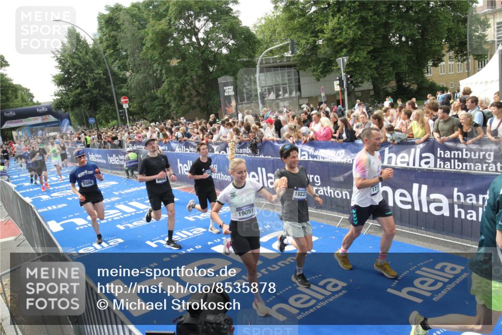 29.06.2025 - hella hamburg halbmarathon Michael Strokosch http://msf.ph/oto/8535878 29.06.2025 10:43:32 Ziel  meine-sportfotos.de
