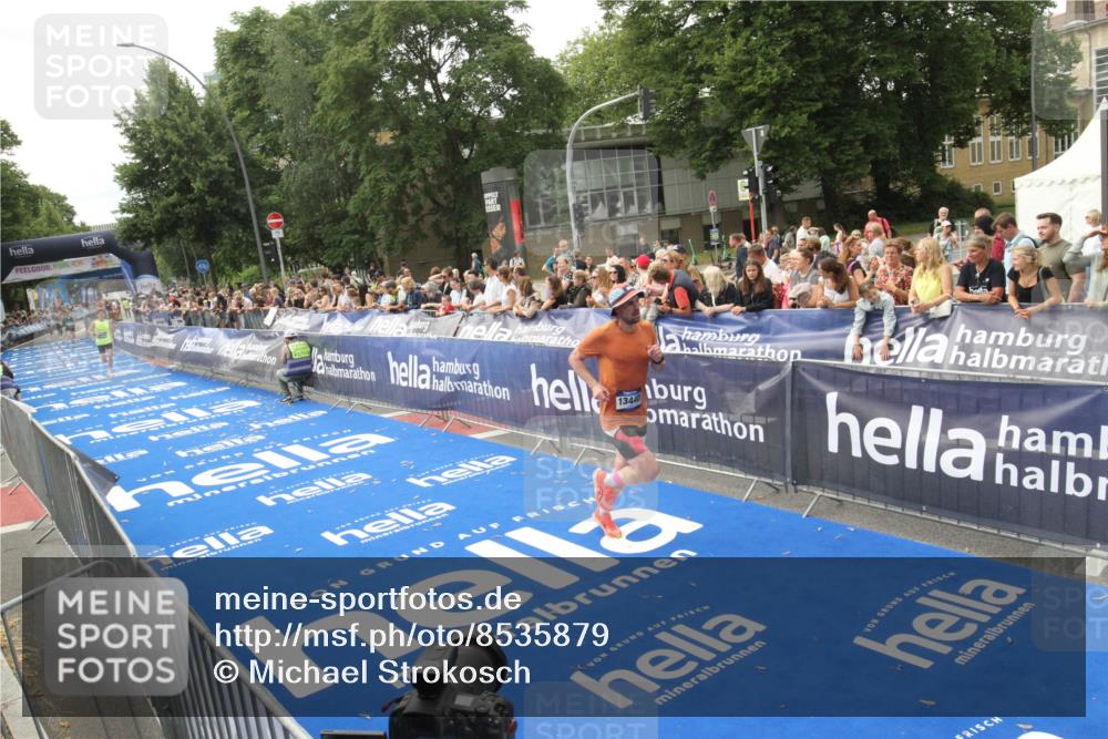 29.06.2025 - hella hamburg halbmarathon Michael Strokosch http://msf.ph/oto/8535879 29.06.2025 10:24:04 Ziel  meine-sportfotos.de