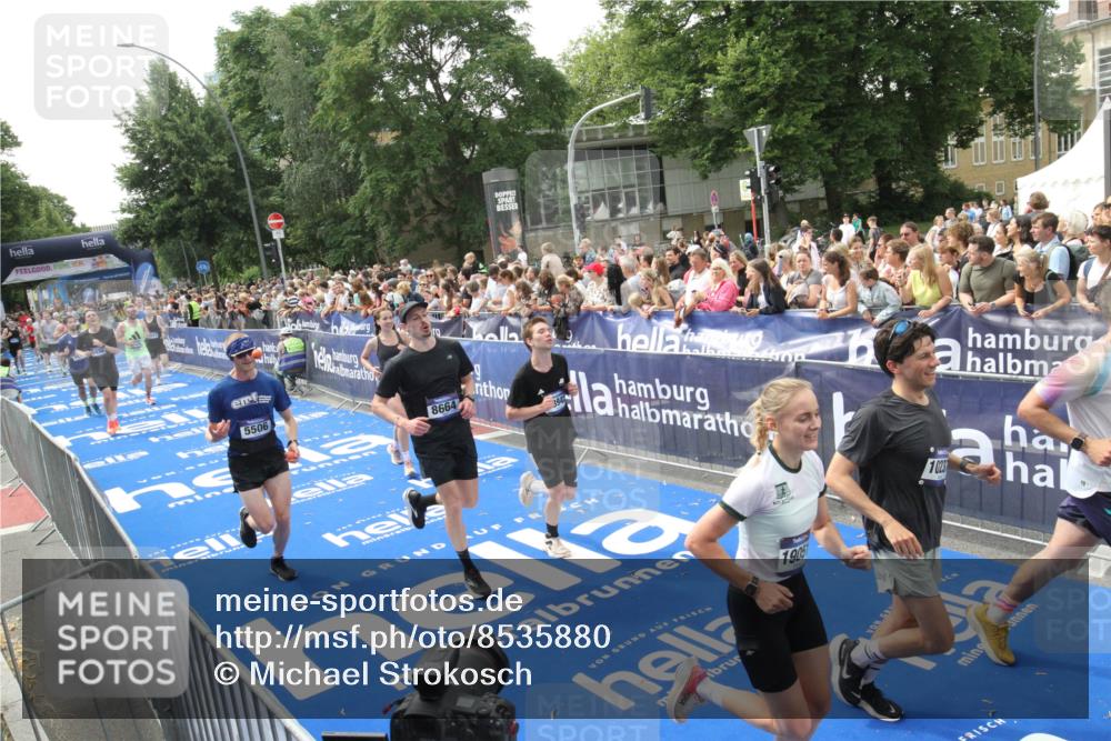 29.06.2025 - hella hamburg halbmarathon Michael Strokosch http://msf.ph/oto/8535880 29.06.2025 10:43:32 Ziel  meine-sportfotos.de