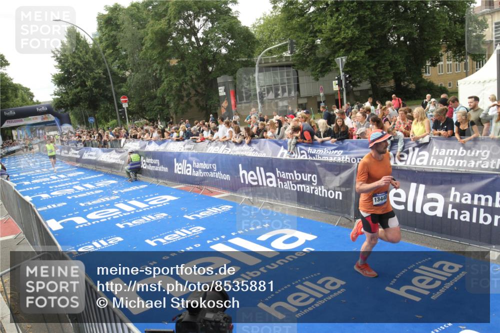 29.06.2025 - hella hamburg halbmarathon Michael Strokosch http://msf.ph/oto/8535881 29.06.2025 10:24:04 Ziel  meine-sportfotos.de