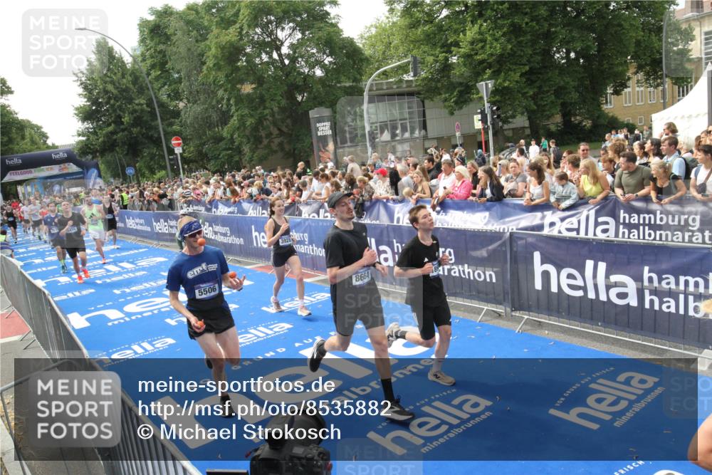29.06.2025 - hella hamburg halbmarathon Michael Strokosch http://msf.ph/oto/8535882 29.06.2025 10:43:33 Ziel  meine-sportfotos.de