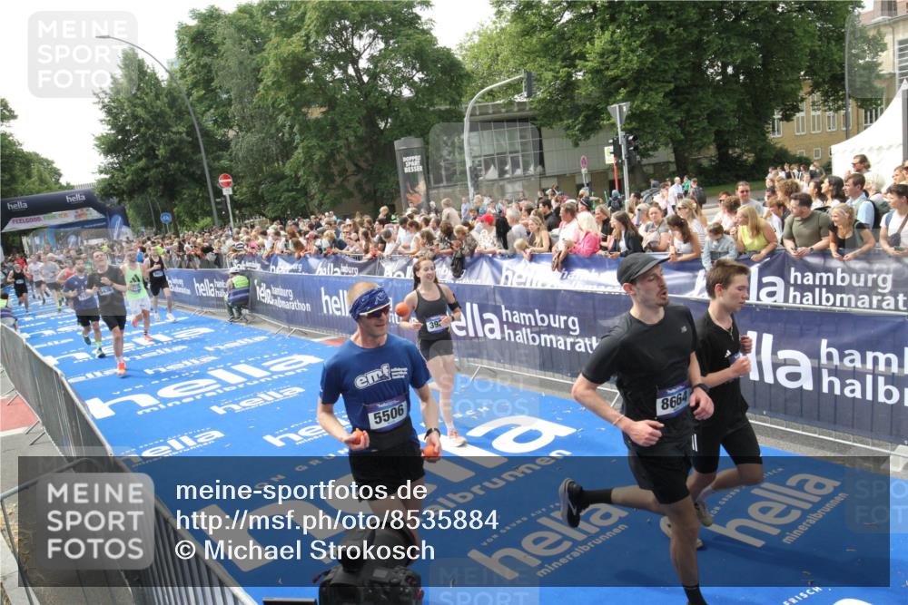 29.06.2025 - hella hamburg halbmarathon Michael Strokosch http://msf.ph/oto/8535884 29.06.2025 10:43:33 Ziel  meine-sportfotos.de
