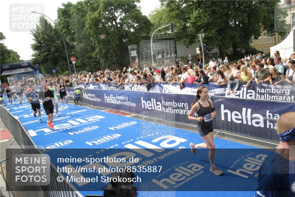 29.06.2025 - hella hamburg halbmarathon Michael Strokosch http://msf.ph/oto/8535887 29.06.2025 10:43:34 Ziel  meine-sportfotos.de