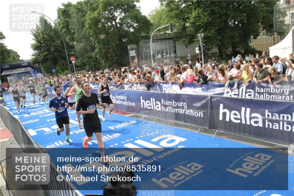 29.06.2025 - hella hamburg halbmarathon Michael Strokosch http://msf.ph/oto/8535891 29.06.2025 10:43:35 Ziel  meine-sportfotos.de