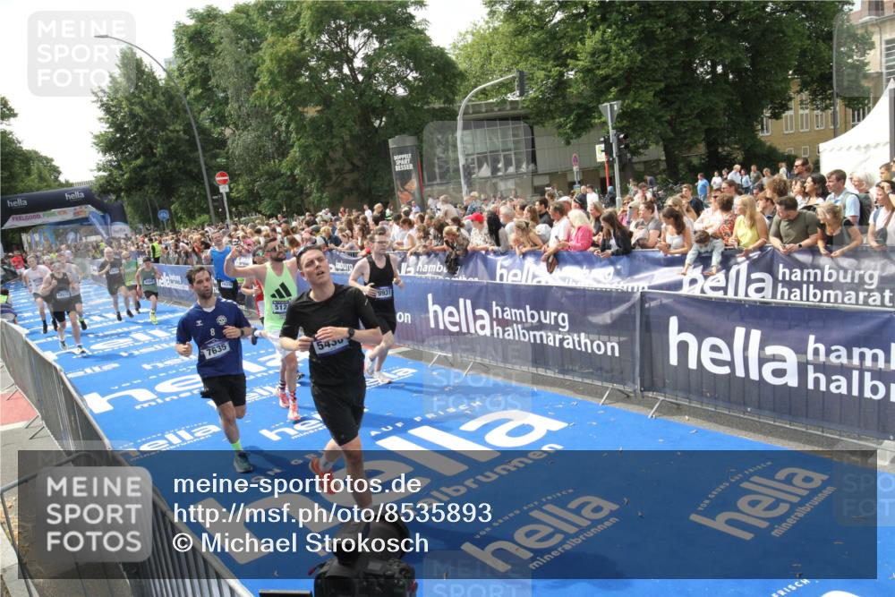 29.06.2025 - hella hamburg halbmarathon Michael Strokosch http://msf.ph/oto/8535893 29.06.2025 10:43:35 Ziel  meine-sportfotos.de
