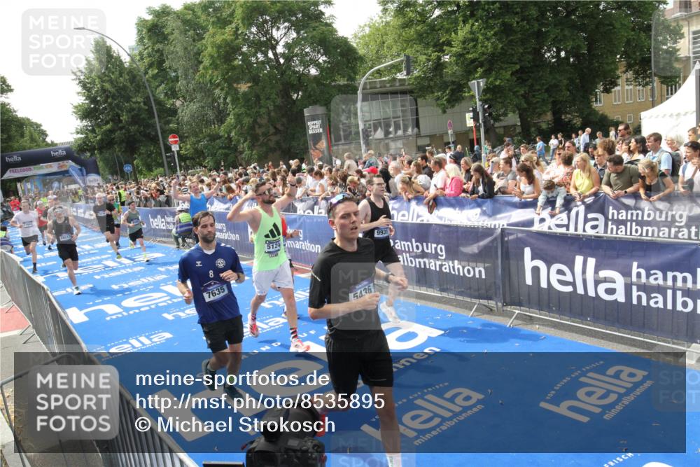 29.06.2025 - hella hamburg halbmarathon Michael Strokosch http://msf.ph/oto/8535895 29.06.2025 10:43:36 Ziel  meine-sportfotos.de