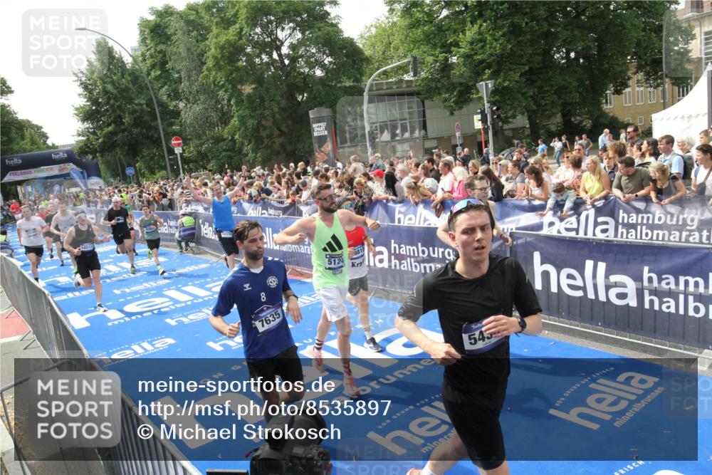 29.06.2025 - hella hamburg halbmarathon Michael Strokosch http://msf.ph/oto/8535897 29.06.2025 10:43:36 Ziel  meine-sportfotos.de