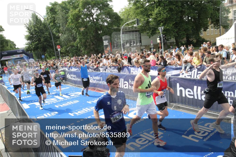 29.06.2025 - hella hamburg halbmarathon Michael Strokosch http://msf.ph/oto/8535899 29.06.2025 10:43:37 Ziel  meine-sportfotos.de