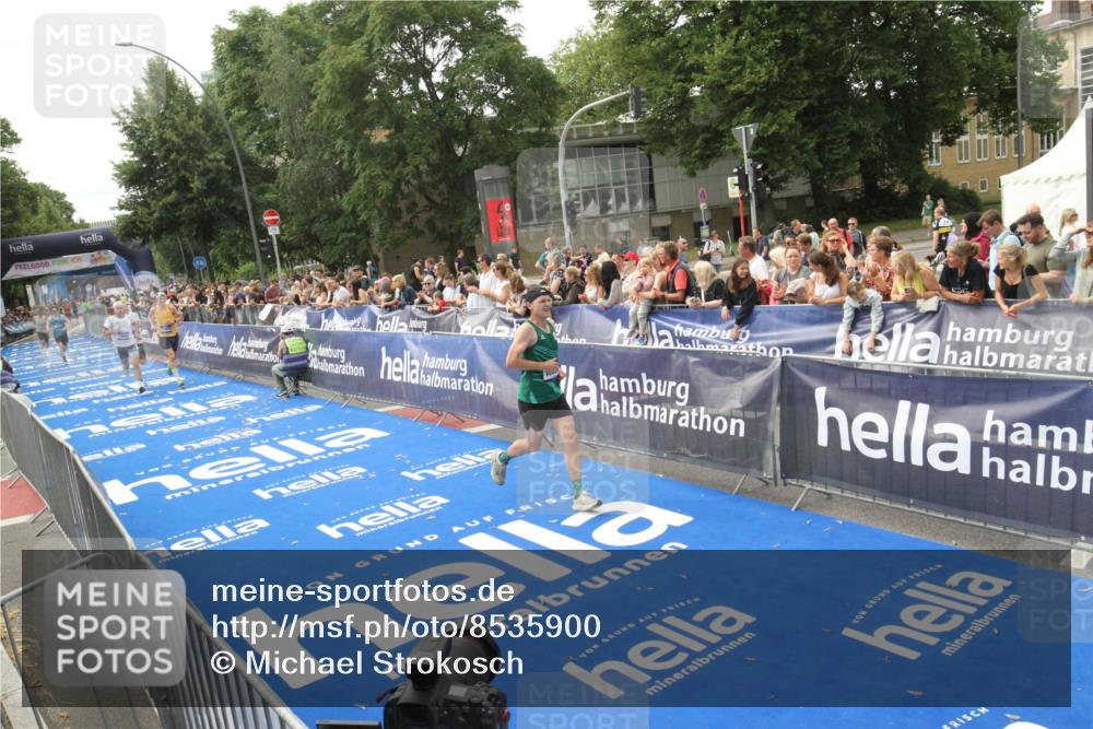 29.06.2025 - hella hamburg halbmarathon Michael Strokosch http://msf.ph/oto/8535900 29.06.2025 10:24:12 Ziel  meine-sportfotos.de