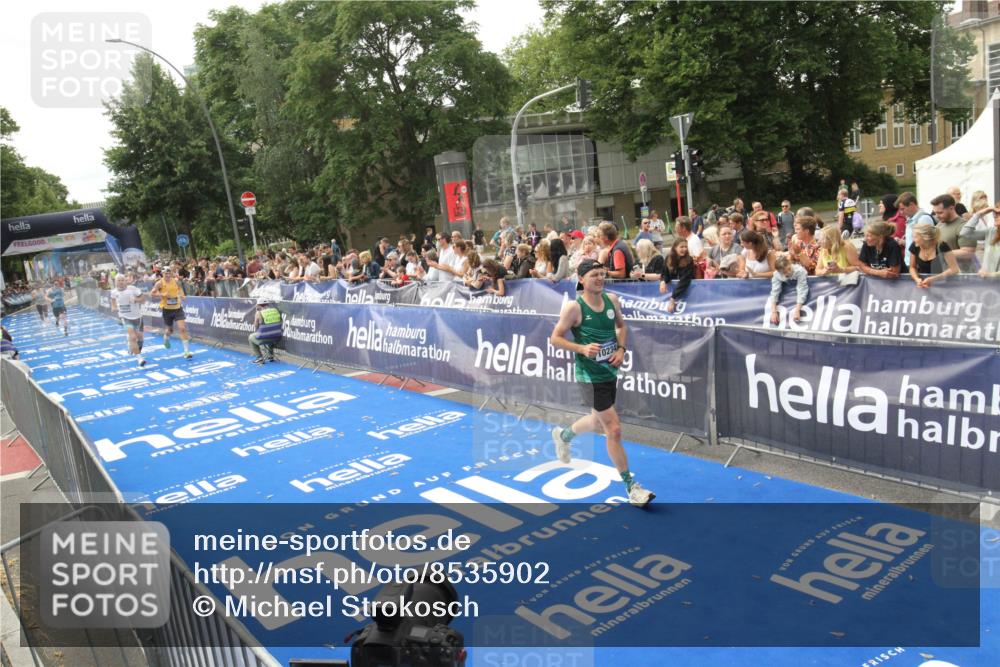 29.06.2025 - hella hamburg halbmarathon Michael Strokosch http://msf.ph/oto/8535902 29.06.2025 10:24:12 Ziel  meine-sportfotos.de