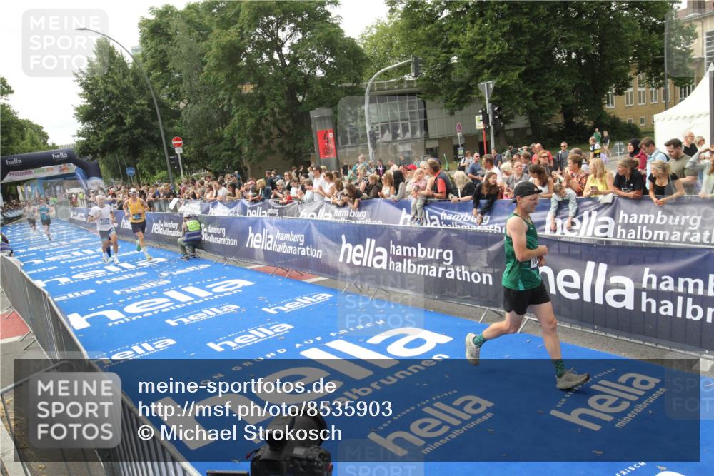 29.06.2025 - hella hamburg halbmarathon Michael Strokosch http://msf.ph/oto/8535903 29.06.2025 10:24:12 Ziel  meine-sportfotos.de