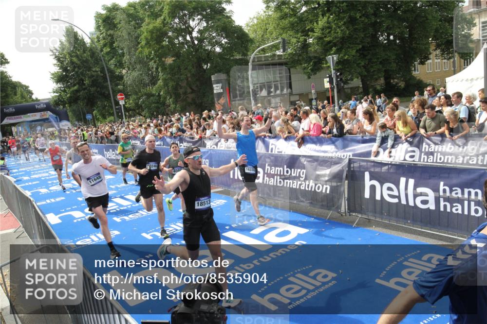 29.06.2025 - hella hamburg halbmarathon Michael Strokosch http://msf.ph/oto/8535904 29.06.2025 10:43:37 Ziel  meine-sportfotos.de