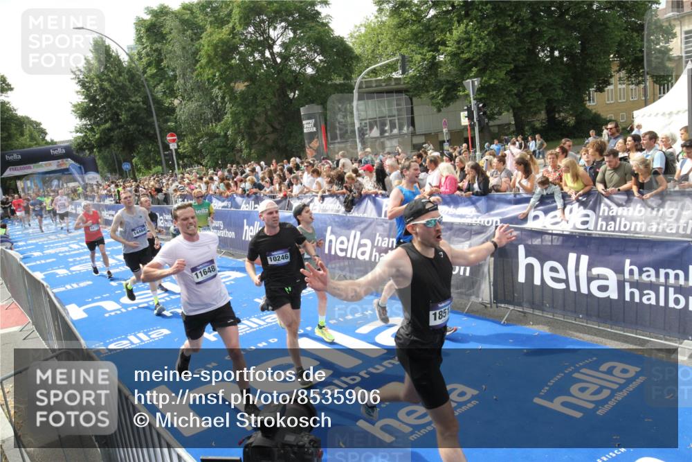 29.06.2025 - hella hamburg halbmarathon Michael Strokosch http://msf.ph/oto/8535906 29.06.2025 10:43:38 Ziel  meine-sportfotos.de