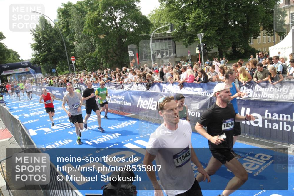 29.06.2025 - hella hamburg halbmarathon Michael Strokosch http://msf.ph/oto/8535907 29.06.2025 10:43:38 Ziel  meine-sportfotos.de