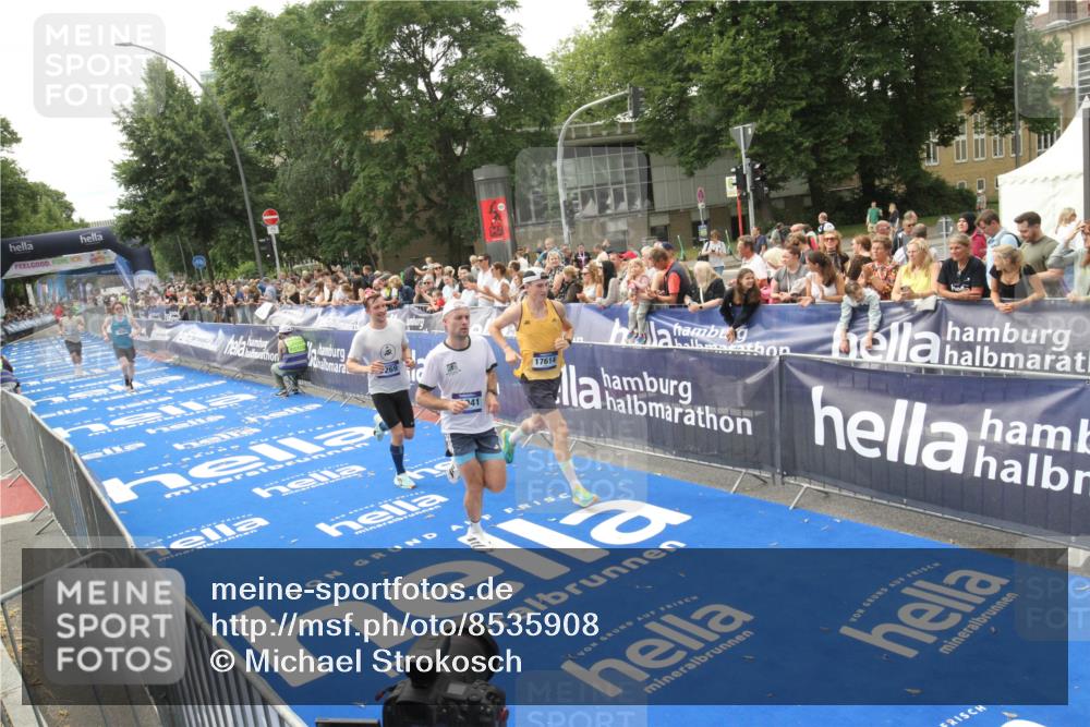 29.06.2025 - hella hamburg halbmarathon Michael Strokosch http://msf.ph/oto/8535908 29.06.2025 10:24:15 Ziel  meine-sportfotos.de