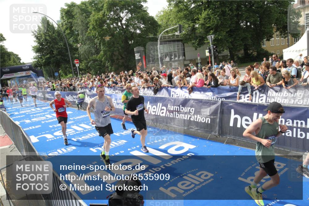 29.06.2025 - hella hamburg halbmarathon Michael Strokosch http://msf.ph/oto/8535909 29.06.2025 10:43:39 Ziel  meine-sportfotos.de