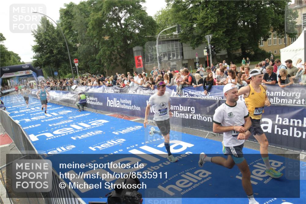 29.06.2025 - hella hamburg halbmarathon Michael Strokosch http://msf.ph/oto/8535911 29.06.2025 10:24:15 Ziel  meine-sportfotos.de