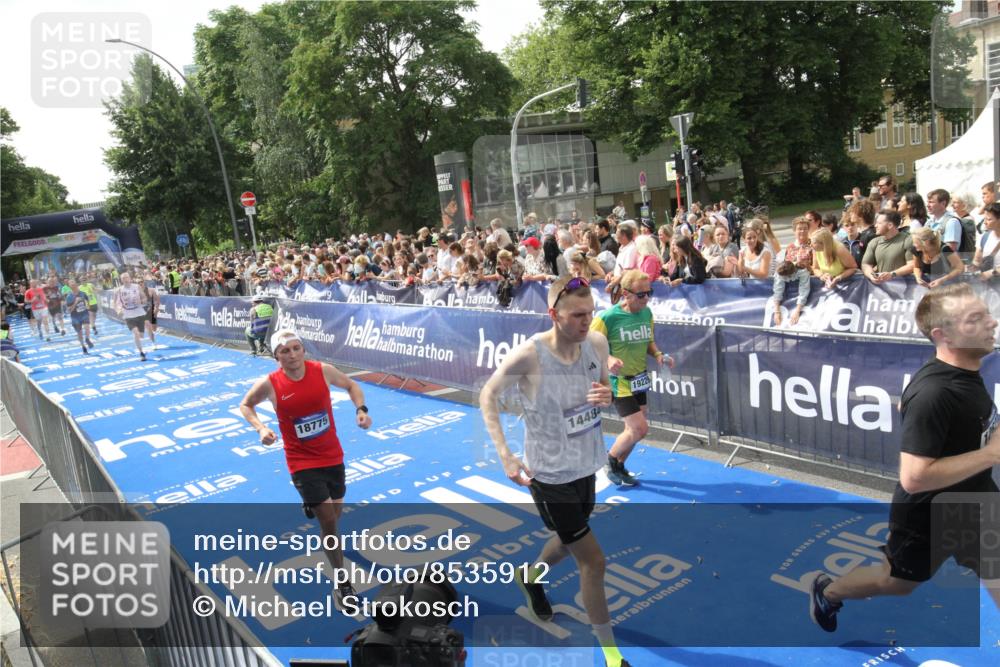 29.06.2025 - hella hamburg halbmarathon Michael Strokosch http://msf.ph/oto/8535912 29.06.2025 10:43:40 Ziel  meine-sportfotos.de