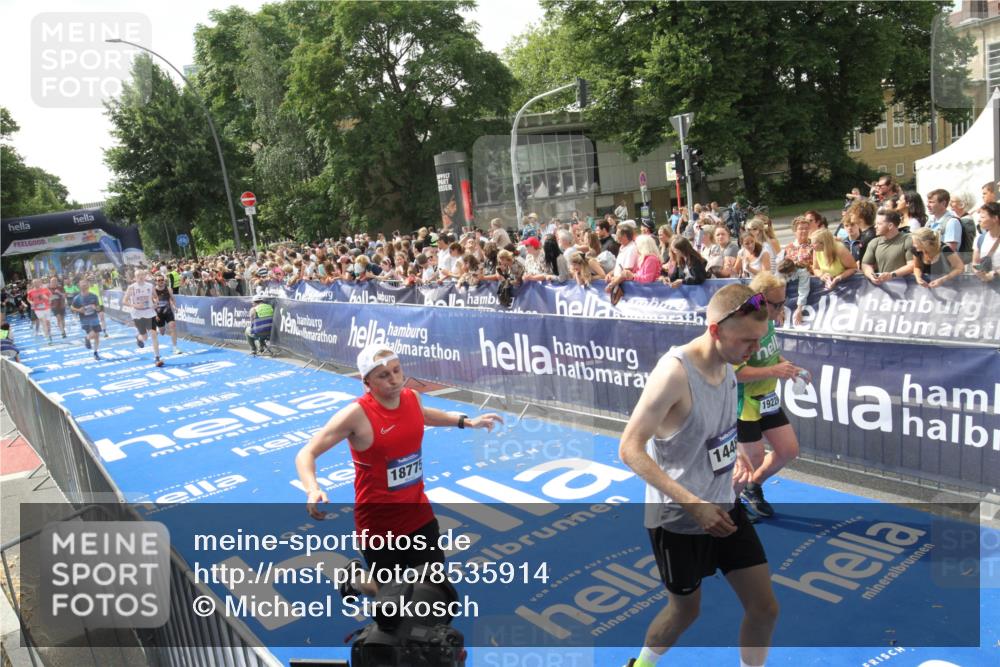 29.06.2025 - hella hamburg halbmarathon Michael Strokosch http://msf.ph/oto/8535914 29.06.2025 10:43:40 Ziel  meine-sportfotos.de