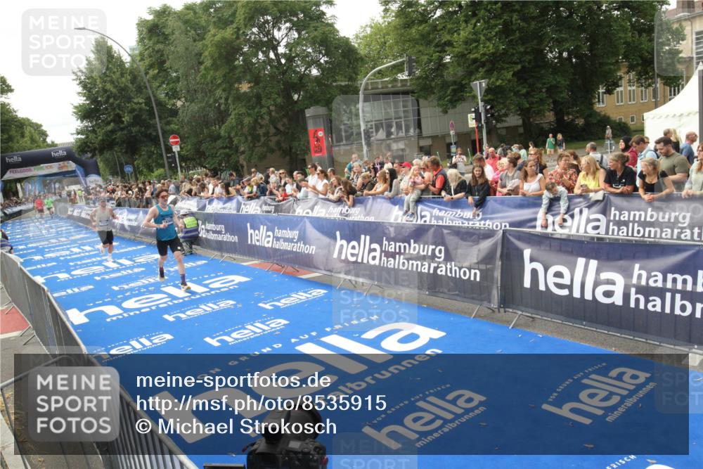 29.06.2025 - hella hamburg halbmarathon Michael Strokosch http://msf.ph/oto/8535915 29.06.2025 10:24:16 Ziel  meine-sportfotos.de
