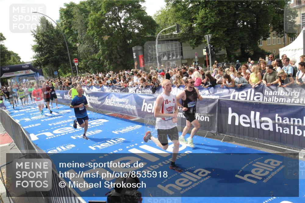 29.06.2025 - hella hamburg halbmarathon Michael Strokosch http://msf.ph/oto/8535918 29.06.2025 10:43:43 Ziel  meine-sportfotos.de