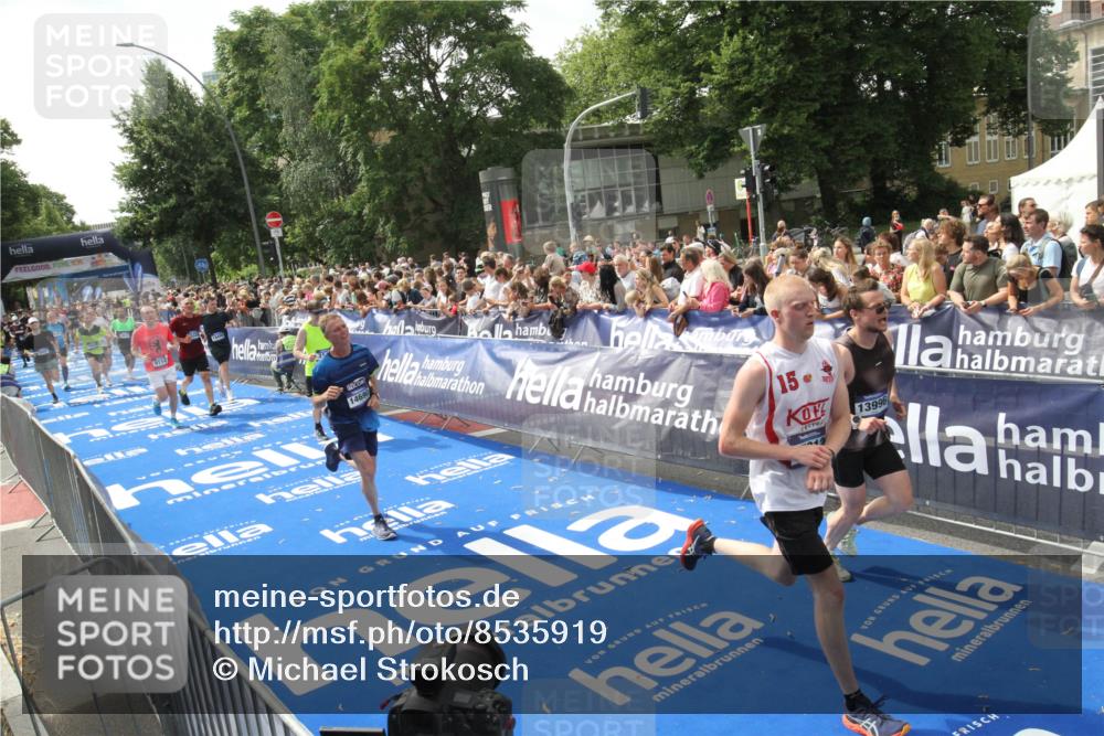 29.06.2025 - hella hamburg halbmarathon Michael Strokosch http://msf.ph/oto/8535919 29.06.2025 10:43:44 Ziel  meine-sportfotos.de