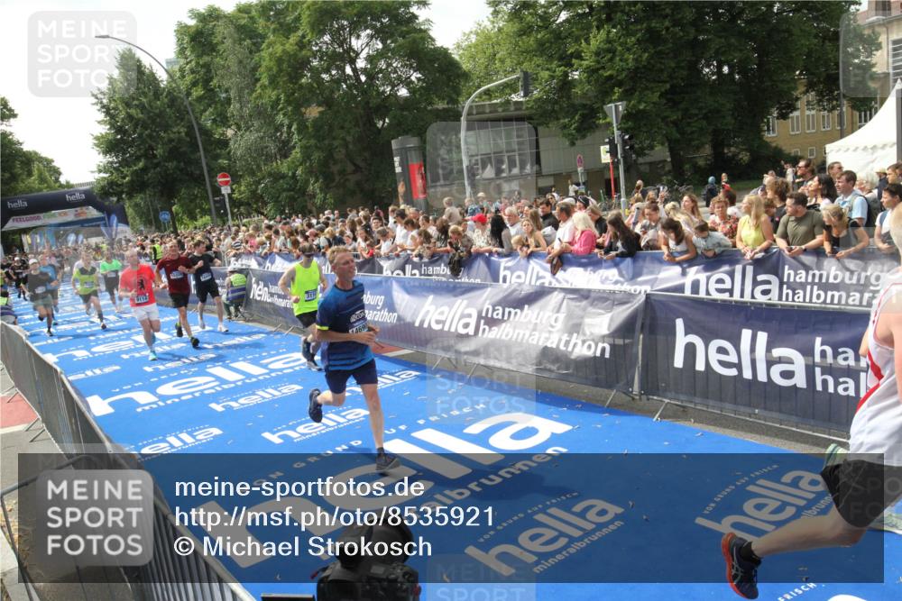 29.06.2025 - hella hamburg halbmarathon Michael Strokosch http://msf.ph/oto/8535921 29.06.2025 10:43:44 Ziel  meine-sportfotos.de