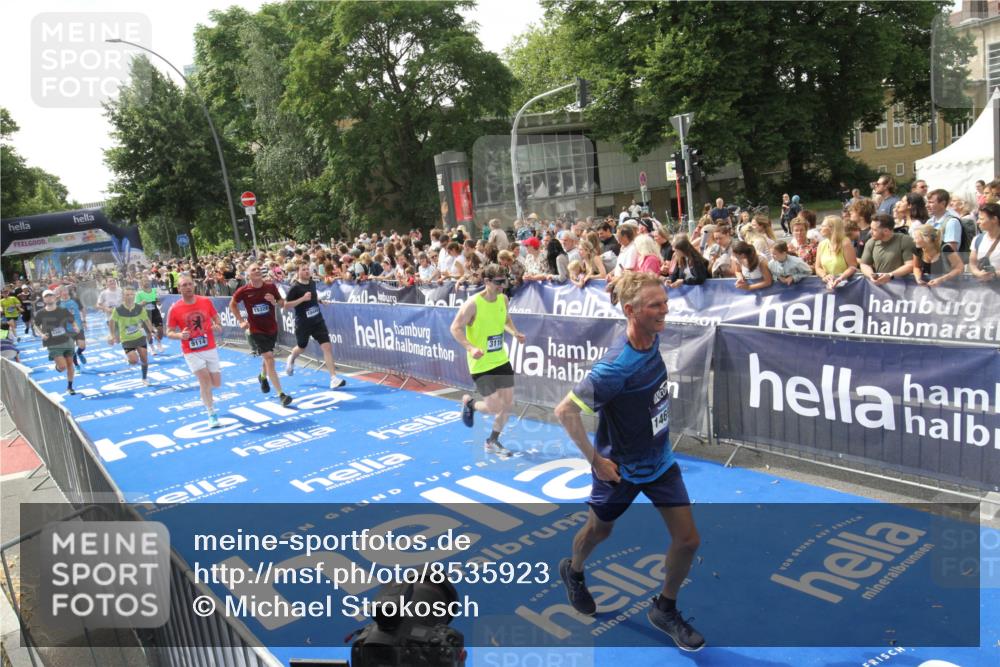 29.06.2025 - hella hamburg halbmarathon Michael Strokosch http://msf.ph/oto/8535923 29.06.2025 10:43:45 Ziel  meine-sportfotos.de