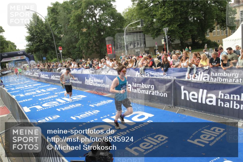 29.06.2025 - hella hamburg halbmarathon Michael Strokosch http://msf.ph/oto/8535924 29.06.2025 10:24:18 Ziel  meine-sportfotos.de