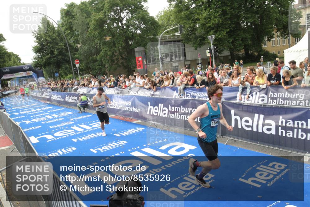 29.06.2025 - hella hamburg halbmarathon Michael Strokosch http://msf.ph/oto/8535926 29.06.2025 10:24:18 Ziel  meine-sportfotos.de