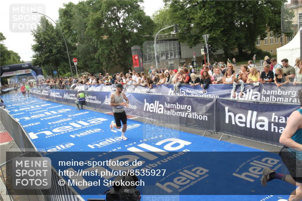 29.06.2025 - hella hamburg halbmarathon Michael Strokosch http://msf.ph/oto/8535927 29.06.2025 10:24:19 Ziel  meine-sportfotos.de