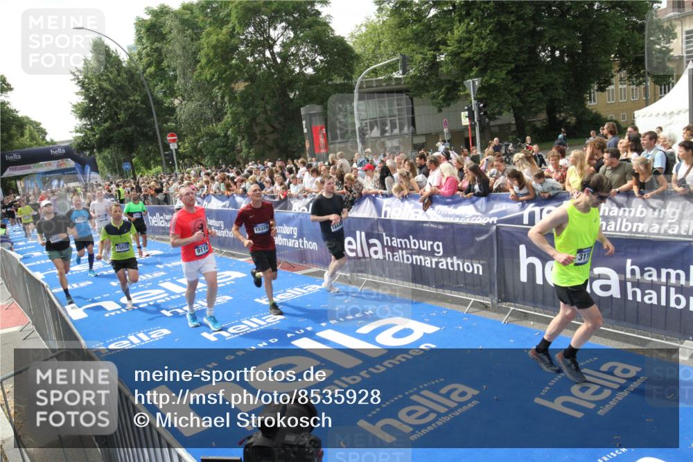 29.06.2025 - hella hamburg halbmarathon Michael Strokosch http://msf.ph/oto/8535928 29.06.2025 10:43:45 Ziel  meine-sportfotos.de