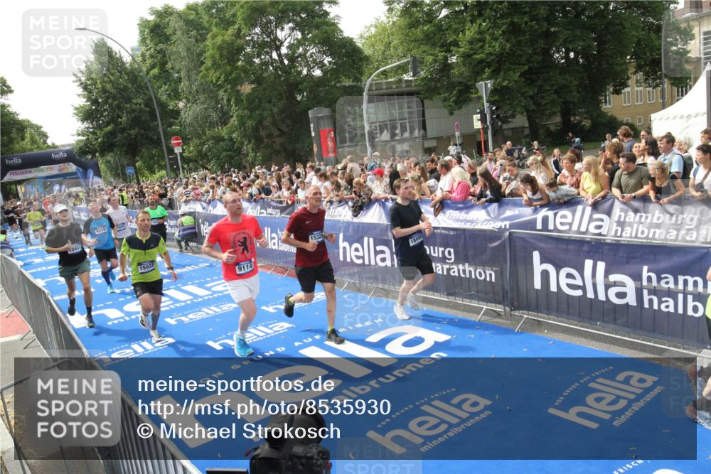29.06.2025 - hella hamburg halbmarathon Michael Strokosch http://msf.ph/oto/8535930 29.06.2025 10:43:46 Ziel  meine-sportfotos.de