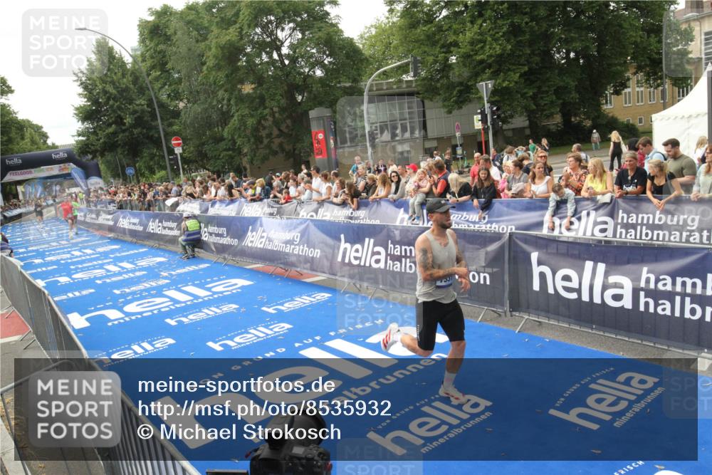 29.06.2025 - hella hamburg halbmarathon Michael Strokosch http://msf.ph/oto/8535932 29.06.2025 10:24:19 Ziel  meine-sportfotos.de