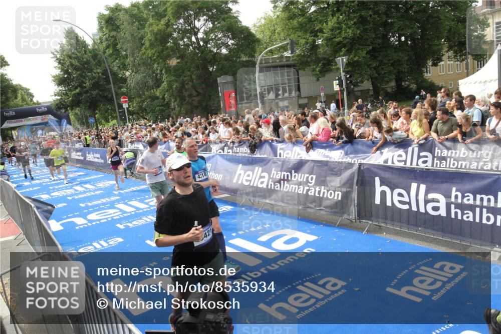 29.06.2025 - hella hamburg halbmarathon Michael Strokosch http://msf.ph/oto/8535934 29.06.2025 10:43:47 Ziel  meine-sportfotos.de