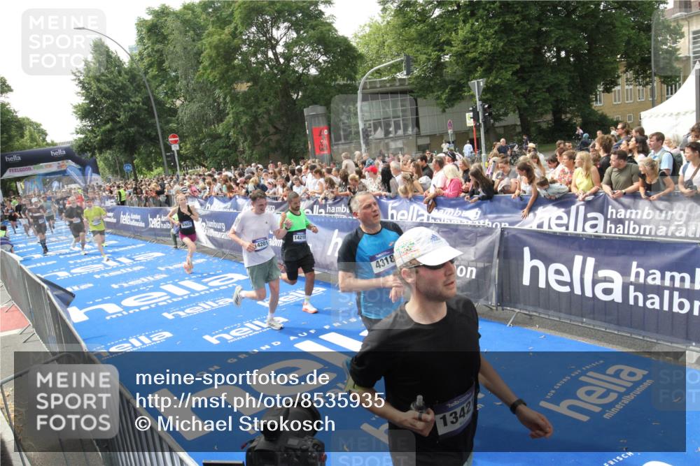 29.06.2025 - hella hamburg halbmarathon Michael Strokosch http://msf.ph/oto/8535935 29.06.2025 10:43:48 Ziel  meine-sportfotos.de