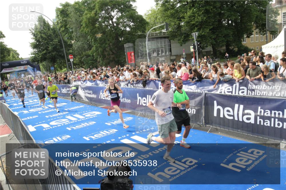 29.06.2025 - hella hamburg halbmarathon Michael Strokosch http://msf.ph/oto/8535938 29.06.2025 10:43:48 Ziel  meine-sportfotos.de