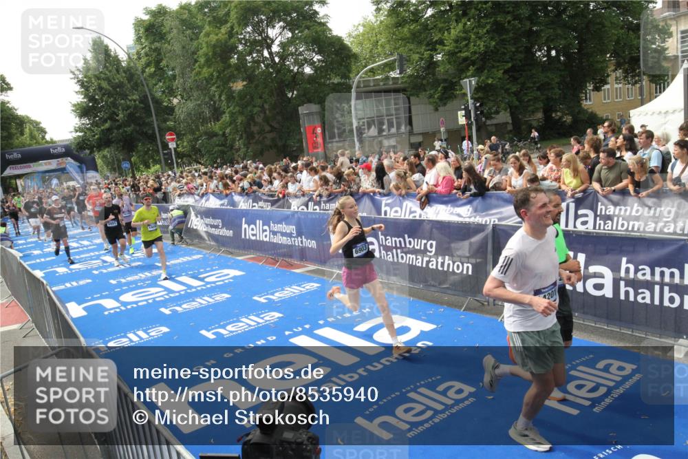29.06.2025 - hella hamburg halbmarathon Michael Strokosch http://msf.ph/oto/8535940 29.06.2025 10:43:49 Ziel  meine-sportfotos.de