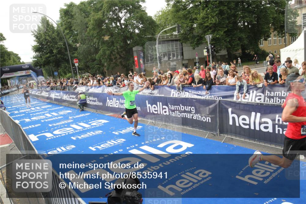 29.06.2025 - hella hamburg halbmarathon Michael Strokosch http://msf.ph/oto/8535941 29.06.2025 10:24:23 Ziel  meine-sportfotos.de