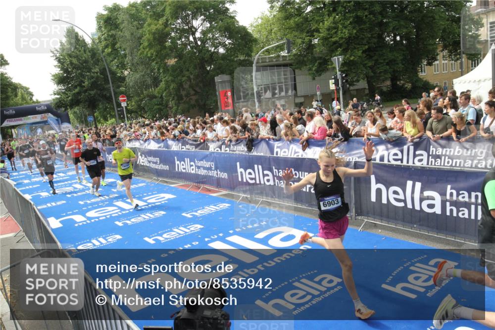 29.06.2025 - hella hamburg halbmarathon Michael Strokosch http://msf.ph/oto/8535942 29.06.2025 10:43:49 Ziel  meine-sportfotos.de